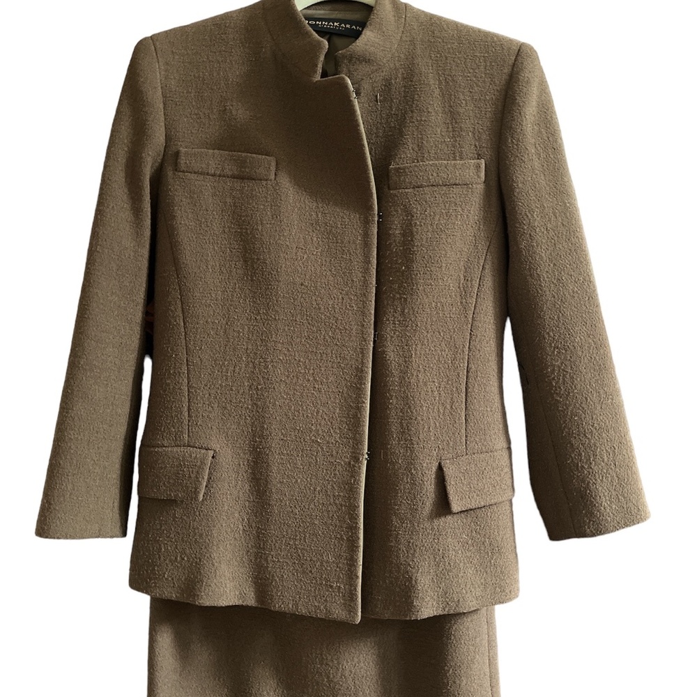 DONNA KARAN SIGNATURE  2 PIECE SUIT  SIZE US 6